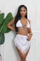 Elegante set due pezzi in crochet bianco fatto a mano con gonna a frange sottile. - Taglia S / Top E Pantaloni / Bianco