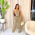 Detailansicht eines zweiteiligen Denim-Sets mit trägerlosem Korsett-Top und langer Hose - Khaki