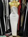 Vista dettagliata dell'abito bandage bianco con scollo all'americana e perline dorate - Taglia S / Vestiti / Bianco