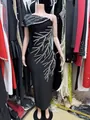 Elegante abito attillato monospalla nero con intricati motivi a foglia di strass. - Taglia S / Vestiti / Nero