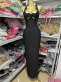 Dettaglio di un abito lungo nero sexy con scollo all'americana e ritagli frontali - Taglia S / Vestiti / Nero