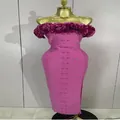 Dettaglio di un vestito bandage rosa con spalle scoperte, fiori 3D e perle decorative. - Taglia S / Vestiti / Rosa