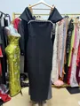 Dettaglio di un abito nero con spalle scoperte e scollatura in strass brillanti - Taglia S / Vestiti / Nero