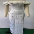 Abito a fascia bianco con spalle scoperte, scollo floreale 3D e dettagli in perle - Taglia S / Vestiti / Bianco