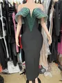 Detalle de vestido de noche negro sin tirantes con adornos de cuentas verdes. - S / Vestidos / Borde Verde
