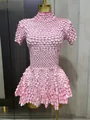 Abito corto rosa glamour con paillettes per spettacoli dal design unico a scaglie di conchiglia - Vestiti / Rosa