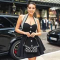 Elegante scollo all'americana con perline e bottoni decorativi su un abito da festa nero. - Taglia L / Vestiti / Nero
