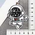 Vue détaillée de l'écusson brodé astronaute avec une règle pour référence de taille - Astronaute Saluant (01)