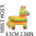 Größendetail eines farbenfrohen mexikanischen Piñata-Aufnähers mit 6,5 cm Maßen - Buntes Piñata Pony (C16MZ-083-10)