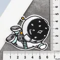 Gros plan détaillé d'un patch brodé astronaute avec une règle de référence de taille - Astronaute Flottant (02)