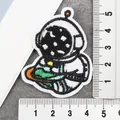Gedetailleerd overzicht van schattige astronauten-strijkpatch met maatschaal - Astronaut die Planeet Omhelst (05)
