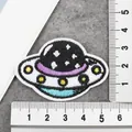 Macroweergave van geborduurde UFO-strijkpatch met linialen die 5x4 cm afmeting tonen. - UFO Ruimteschip (06)
