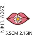 Detailweergave van een roze geborduurde patch in de vorm van lippen met madeliefje. - Lippen met Madeliefje (X30YJ-068-07)