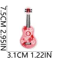 Vue détaillée d'un écusson brodé guitare rose à fleurs avec dimensions. - No.10 (Guitare Cerise)