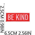 Détail de l'écusson brodé rouge BE KIND avec dimensions 6,5x2,5cm 2,56x0,98in. - No.12 (BE KIND Rouge)