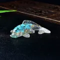 Figura artesanal de pez koi en resina de cristal con piedras azules y pan de oro - Azul cielo