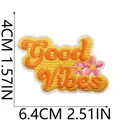 Détail de l'écusson brodé Good Vibes avec fleurs roses, dimensions 6,4 x 4 cm - Slogan Good Vibes (X30YJ-085-09)