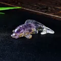 Figura única de pez koi en resina con cristales de amatista y detalles en pan de oro - Púrpura