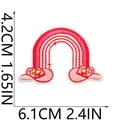 Vue détaillée des dimensions d'un écusson brodé arc-en-ciel avec des nuages roses. - No.20 (Arc-en-ciel Nuage)