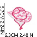 Vue rapprochée d'un écusson brodé de chapeau de cowboy rose avec des dimensions - No.22 (Chapeau Imprimé Vache)