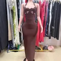 Vestito lungo marrone con scollo all'americana e dettagli cut-out sexy - Taglia S / Vestiti / Marrone