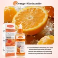Detalle del suero de ampolla de naranja Bosuya con naranjas frescas y salpicaduras. - Naranja