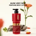 Ενυδατική αρωματική λοσιόν σώματος FORMBO Musk Very Sexy σε κόκκινο μπουκάλι με αντλία - Στυλ Musk Very Sexy (FBCZ098)