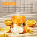 Makroansicht einer Lufterfrischerdose mit Orangenduft und frischen Zitrusfruchtzutaten - Orangenduft (FBXX001-25) / Orange / Orange