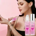 Vue détaillée d'un modèle appliquant une huile de parfum aux phéromones sur son poignet - Style Roll-on Rose (B2214)