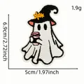 Detalle de parche bordado de fantasma de Halloween, termoadhesivo con medidas 6,9x5 cm. - Estilo Fantasma con Sombrero de Mago y Taza (6#)