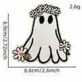 Vista detallada del parche bordado de fantasma con las dimensiones y peso exactos - Estilo Fantasma con Tocado de Margarita (9#)