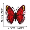 Vista dettagliata della toppa ricamata a farfalla rossa, 4,3 x 4 cm. - Farfalla Toni Rosso e Nero (C19HD-105-19) / 1 Pezzo