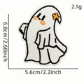 Vista detallada de un parche bordado de fantasma lindo con dimensiones de 6,8 cm - Estilo Fantasma con Flor Naranja y Colorete (13#)