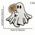 Detalle que muestra dimensiones 7x6,7cm y peso 2,5g del parche bordado de fantasma - Estilo Fantasma con Ramo Naranja (23#)