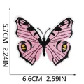 Vista dettagliata della toppa ricamata a farfalla rosa, dimensioni 5,7 cm per 6,6 cm - Ricamo Farfalla Dentellata Rosa e Nero (C19HD-12-38) / 6.6x5.7cm / Rosa nero