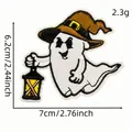 Detalle que muestra las dimensiones del parche bordado de fantasma de Halloween - Estilo Fantasma con Sombrero de Mago y Linterna (25#)