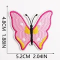 Vista dettagliata della toppa ricamata a farfalla rosa con dimensioni 5,2cm x 4,8cm - Ricamo Farfalla Rosa Bianco Giallo (C19HD-09-42) / 5.2x4.8cm / Rosa, Bianco e Giallo
