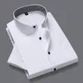 Chemise blanche classique à manches courtes avec boutons noirs et poche poitrine. - 38 / Hauts / Blanc Sergé Assemblage