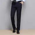 Pantaloni da uomo eleganti blu scuro slim fit ideali per business e occasioni formali - 29 / Pantaloni e gonne / Blu Notte