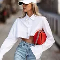 Detalle de camisa blanca corta de manga larga con dobladillo deshilachado y cuello - S / Tops / Blanco