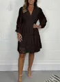 Elegante abito vintage marrone scuro con scollo a V e raffinati dettagli in pizzo - Nero