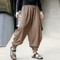 Detailansicht einer braunen Haremshose mit tiefem Schritt und gerippten Bündchen für Herren. - S / Unterteile / Khaki