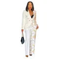 Vue détaillée d'un blazer élégant pour femme avec imprimé baroque doré et col châle chic - S / Haut Et Bas / Blanc