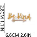 Vue détaillée du patch brodé 'Be Kind' montrant la taille 6,6 cm x 2,8 cm - Style de Citation Inspirante 13 (W25HD-048-13)