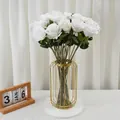 Elegante witte fluwelen kunstmatige rozen in een moderne goudmetalen frame glazen vaas voor decor - Parelfluweel Roos Wit