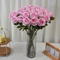 Elegant boeket roze fluwelen kunstrozen in een getextureerde glazen vaas voor decor. - Parelfluweel Roos Roze