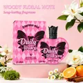 Herzförmiges rosa holzig-blumiges Duftspray mit Dekobox und frischen Früchten als Requisiten - 100ml / Rosa Schleife