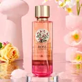 Elegantes rosa Rosen-Parfüm-Körperspray auf Glaspodest mit Blumendekoration - Rosen Duft (ET005)