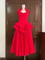 Vista frontal de un vestido halter rojo con volantes, pliegues y cintura tipo corsé - S / Vestidos / Rojo