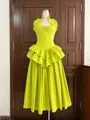 Detalle de vestido largo halter verde lima con cintura de espina de pez y falda plisada. - S / Vestidos / Verde